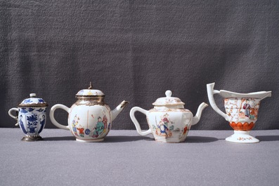 Quatre th&eacute;i&egrave;res et verseuses en porcelaine de Chine famille rose et bleu et blanc, Kangxi/Qianlong